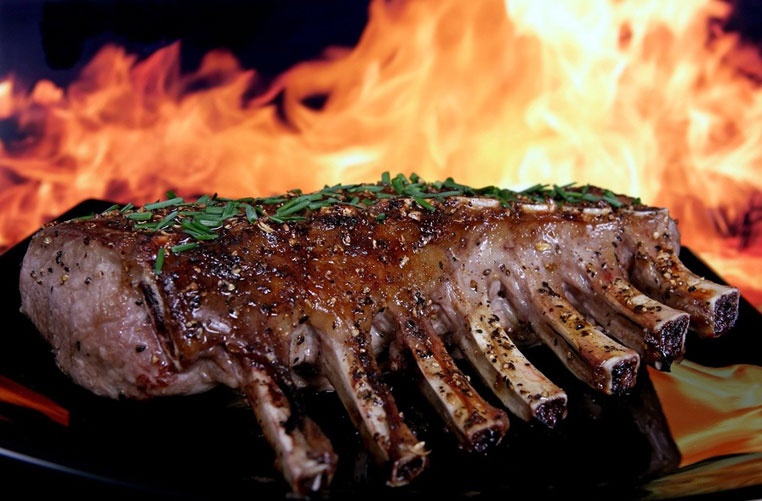 Carré d'agneau avec ses herbes cuisson au barbecue