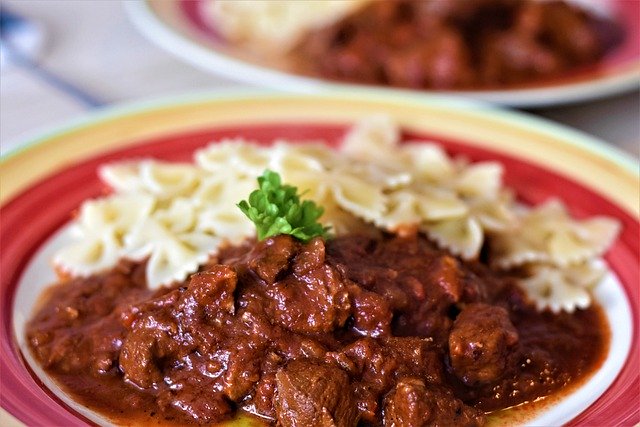 Assiette de boeuf bourguinon accompagné de ses pâtes farfalles